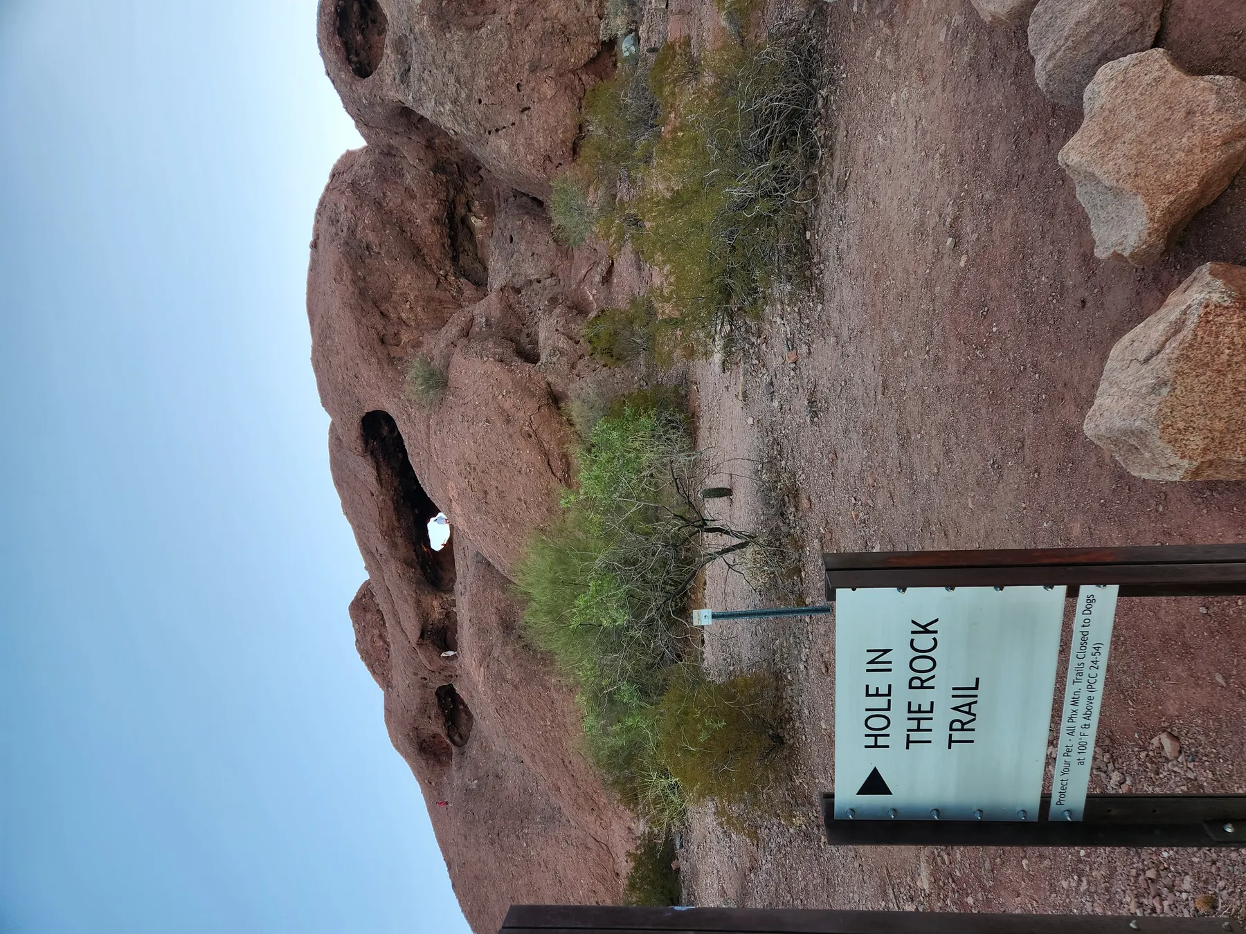 Hole-in-the-Rock trail sign with the exposed Papago Park formation behind it